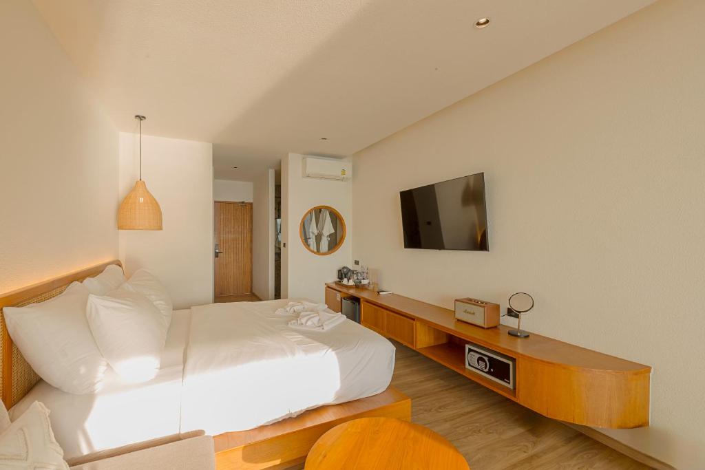 TV a/nebo společenská místnost v ubytování Tasana bar and luxury resort
