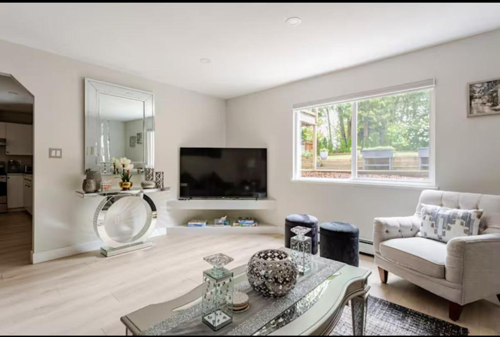 TV a/nebo společenská místnost v ubytování Entire 2 Bedrooms 2 bathrooms private suite in Coquitlam
