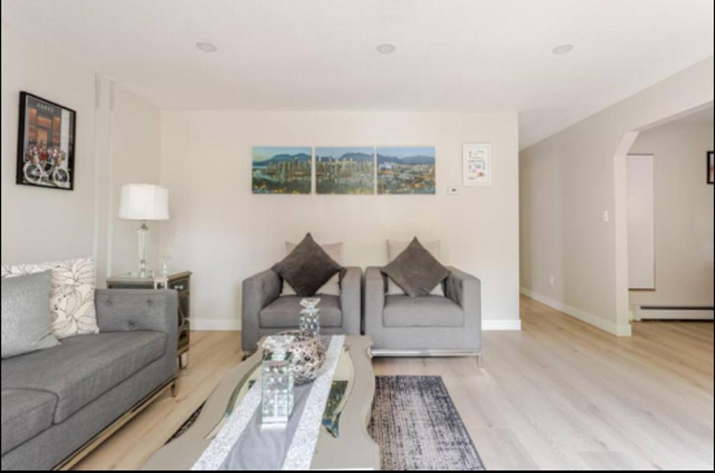 Posezení v ubytování Entire 2 Bedrooms 2 bathrooms private suite in Coquitlam