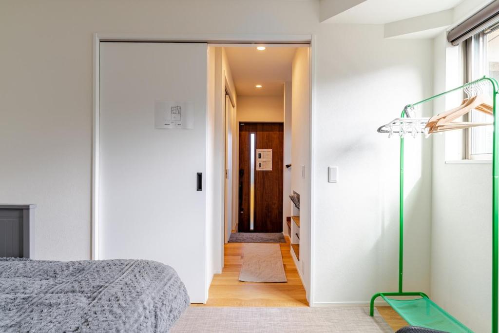Postel nebo postele na pokoji v ubytování 嵐山 天龍の宿 駐車無料 一棟貸切 最大5人 Dragon Legend Arashiyama Central Private Rare Modern House Free Parking Max 5ppl