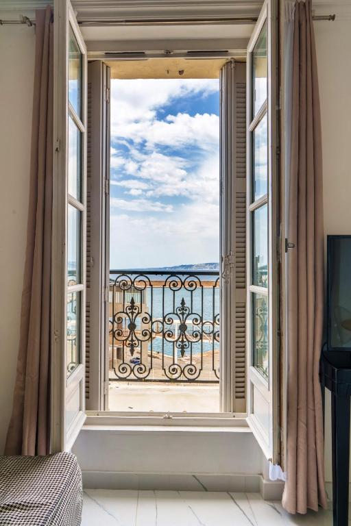 une chambre avec une fenêtre avec vue sur l'océan dans l'établissement Appartement luxueux à la joliette avec vue Mer, à Marseille