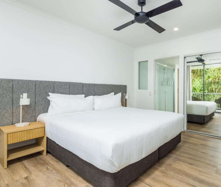 Postel nebo postele na pokoji v ubytování Oaks Port Douglas Resort