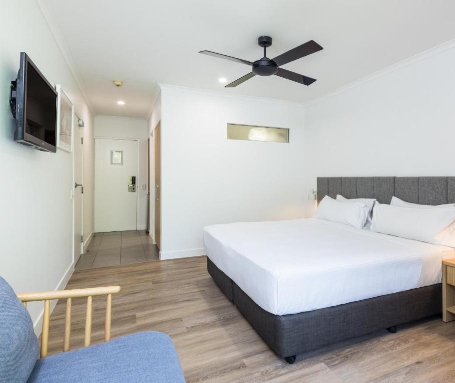 Postel nebo postele na pokoji v ubytování Oaks Port Douglas Resort