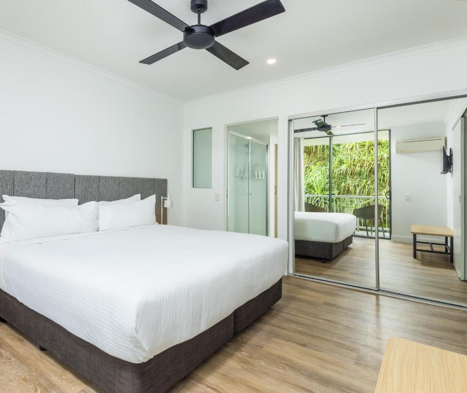 Postel nebo postele na pokoji v ubytování Oaks Port Douglas Resort