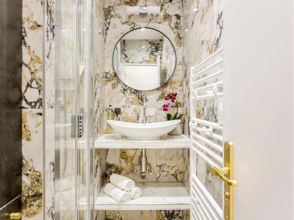 Kúpeľňa v ubytovaní Merveil -Luxury Suite -Champs Elysees-Haussmann II