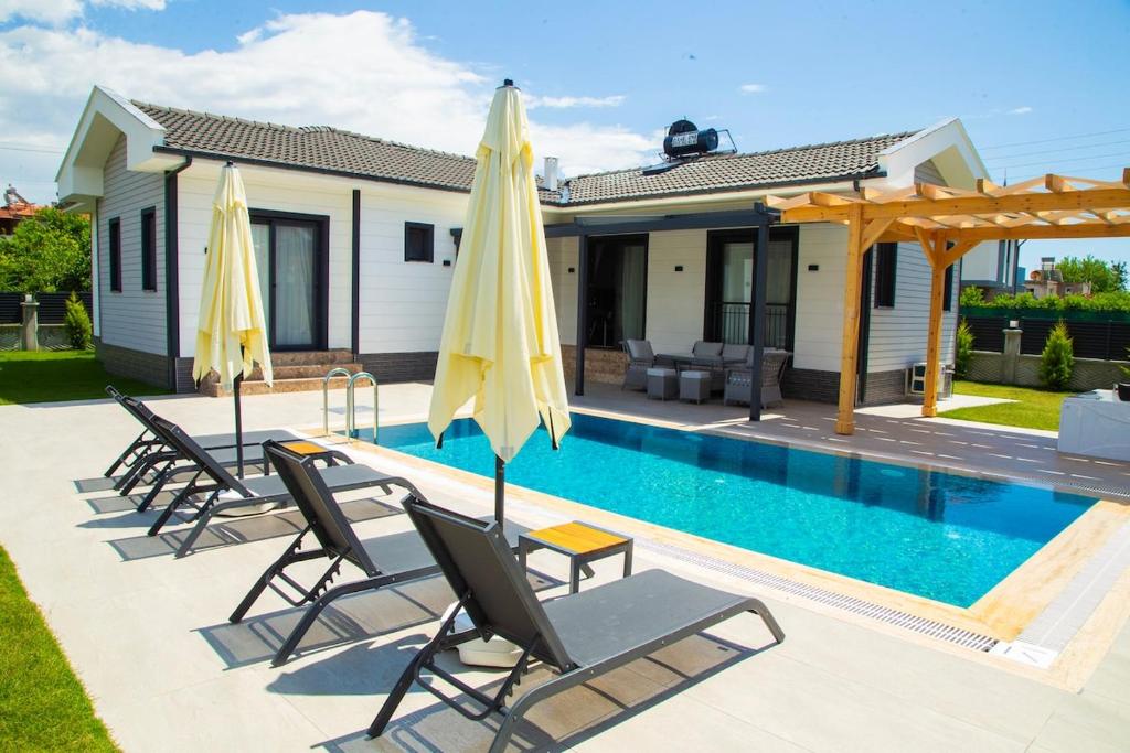 The swimming pool at or close to Villa with Private Pool and Jacuzzi 2