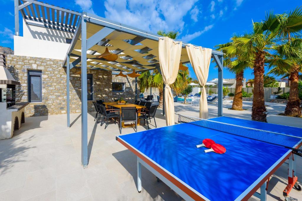 Stolní tenis v ubytování Lindian Palms nebo okolí