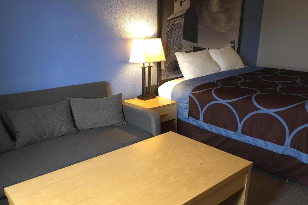 Postel nebo postele na pokoji v ubytování Super 8 by Wyndham Swift Current