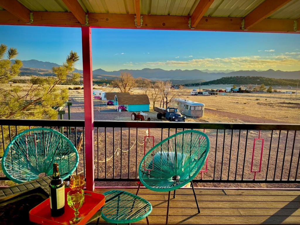 einen Balkon mit 2 Stühlen und Blick auf einen Parkplatz in der Unterkunft Starlite Vintage Resort in Buckskin Joe