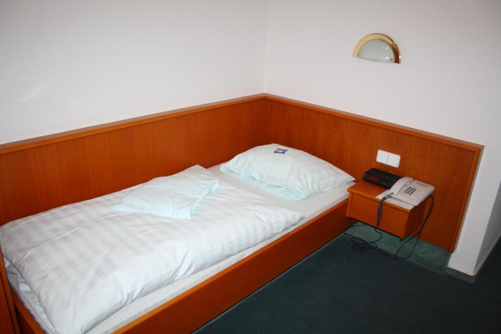 Postel nebo postele na pokoji v ubytování Hotel-Dörfler Garni