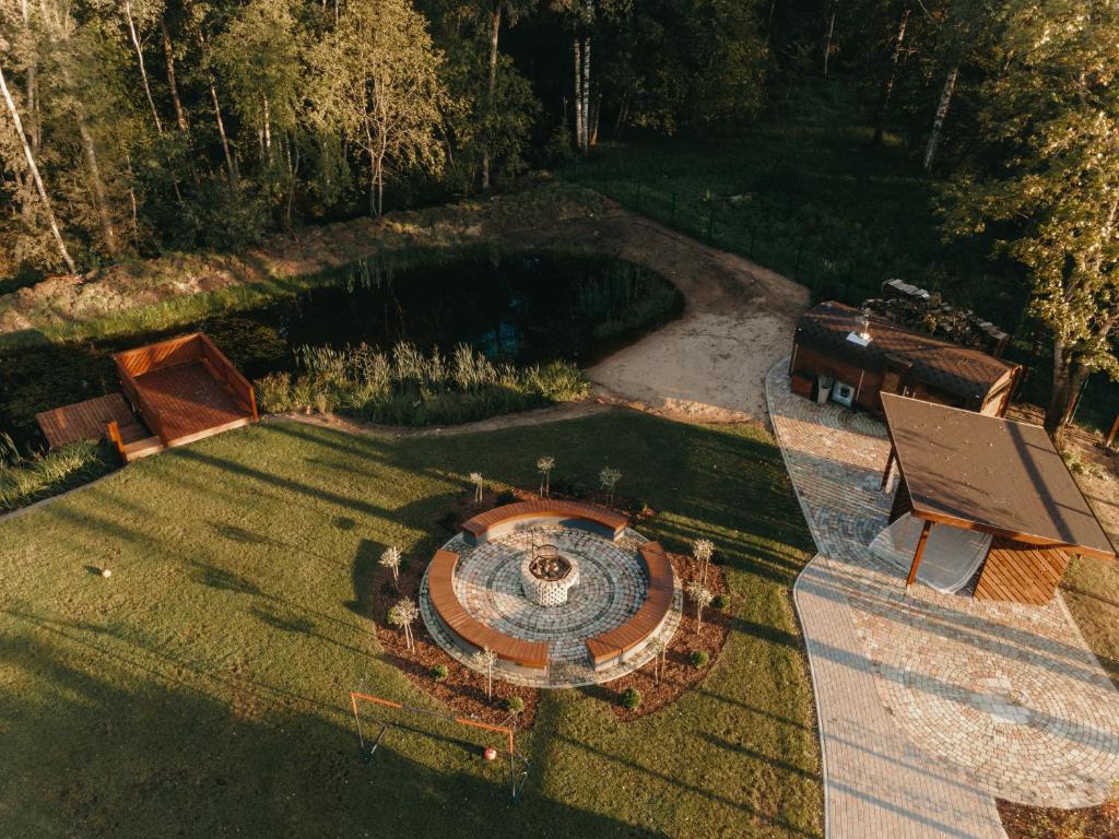 Taman di luar Villa Lakstīgalas Charm