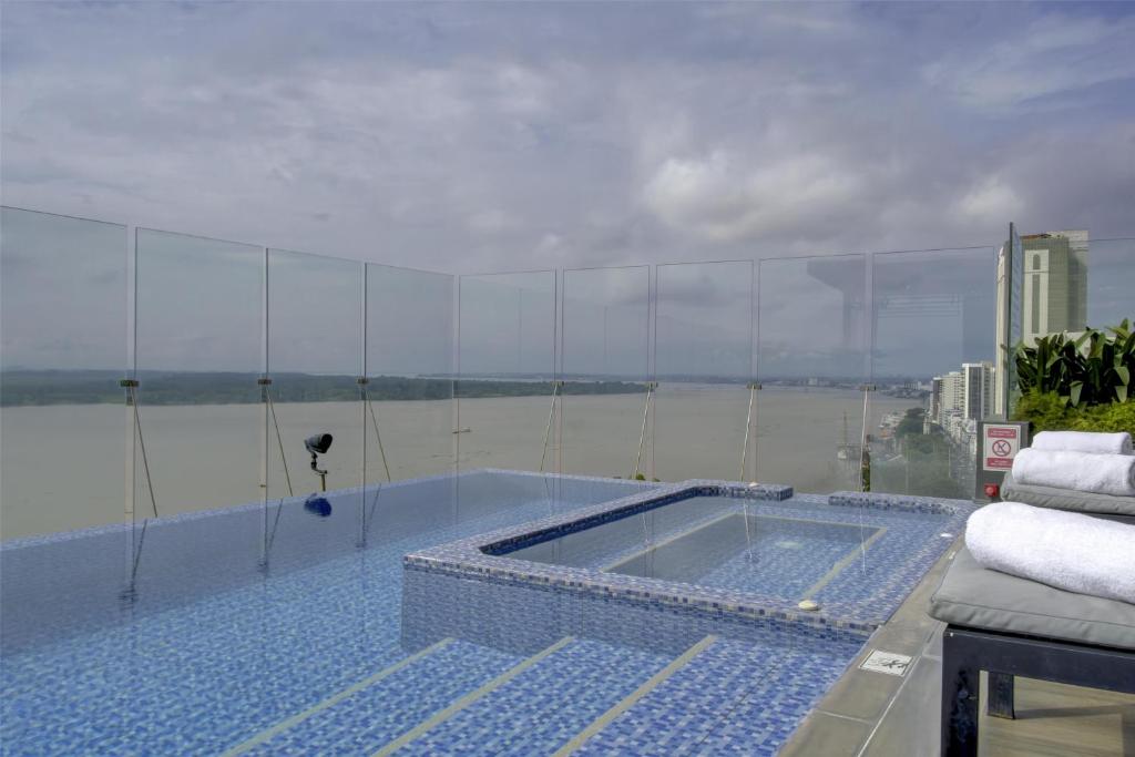 Bazén v ubytování DoubleTree by Hilton Guayaquil nebo v jeho okolí