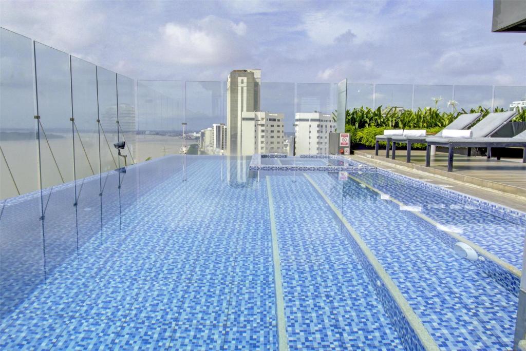 Bazén v ubytování DoubleTree by Hilton Guayaquil nebo v jeho okolí
