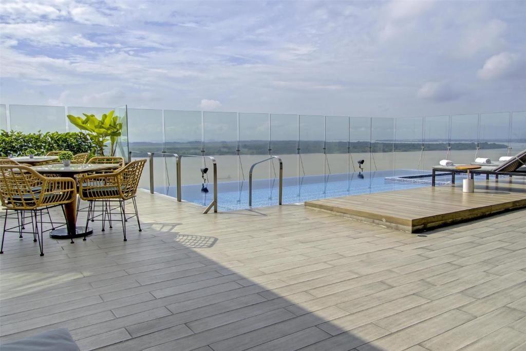 Bazén v ubytování DoubleTree by Hilton Guayaquil nebo v jeho okolí