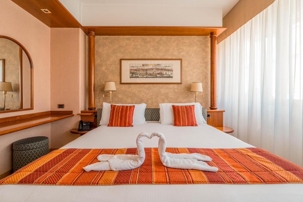 Postel nebo postele na pokoji v ubytování Crystal Hotel Varese