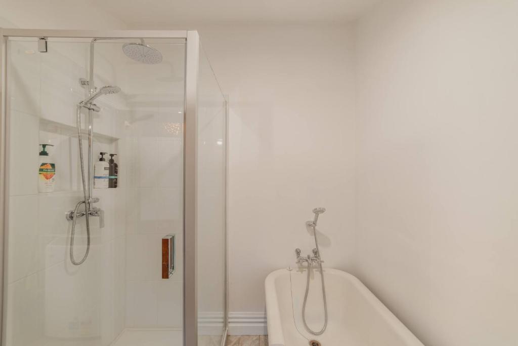 Stylish Central Cottage - Modern Heating & Parking - Resim 6