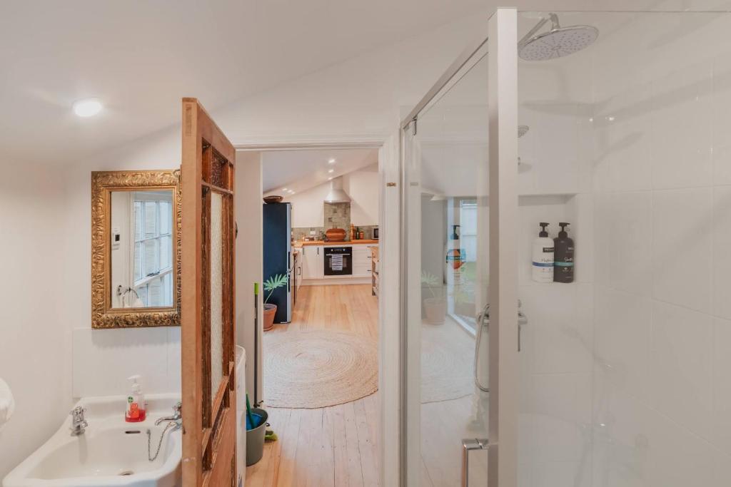 Stylish Central Cottage - Modern Heating & Parking - Resim 16