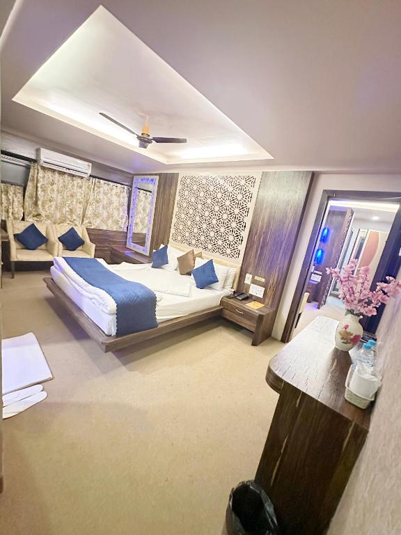 Postel nebo postele na pokoji v ubytování Saibaba International Hotel