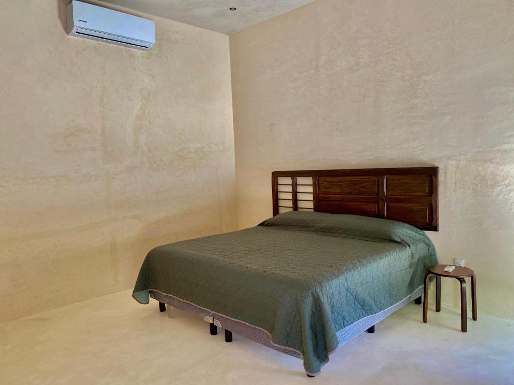 1 dormitorio con cama y aire acondicionado en Casa Palma, en Campeche