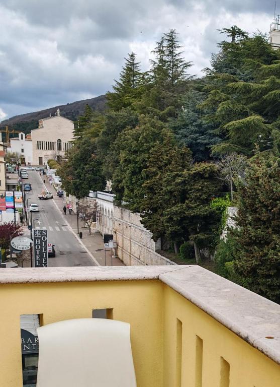 Nespecifikovaný výhled na hory nebo výhled na hory při pohledu z hotelu