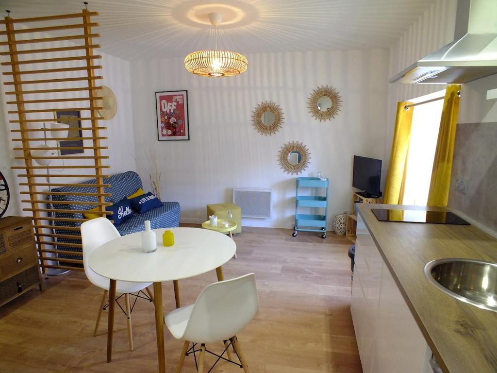 une cuisine et un salon avec une table et des chaises dans l'établissement Studio moderne au cœur du centre historique, à Avignon