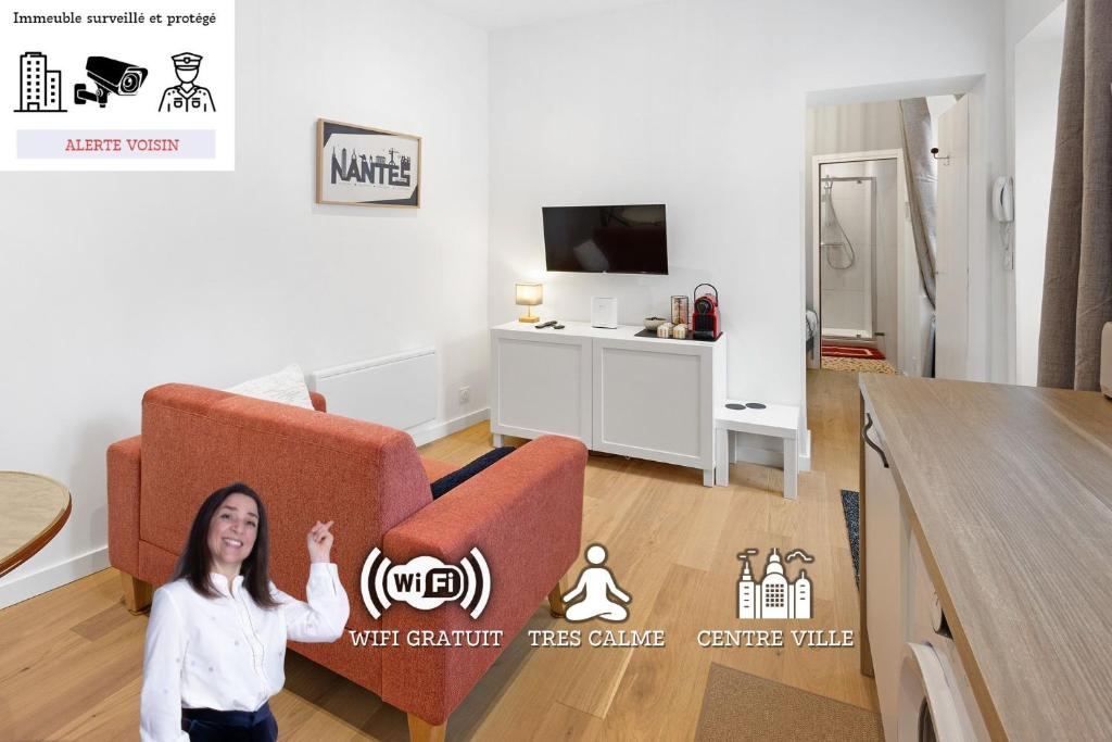 une femme est debout dans un salon dans l'établissement O Cœur de Nantes, à Nantes