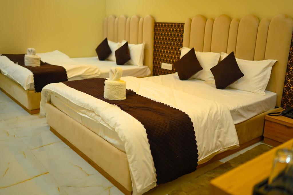 Postel nebo postele na pokoji v ubytování Hotel Dinanath