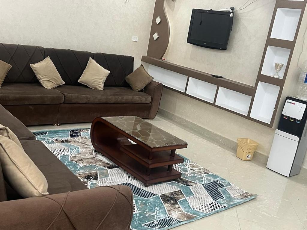 TV a/nebo společenská místnost v ubytování Large 2 Bedrooms 4 beds full apartment suitable for Families in Fayoum Dalah