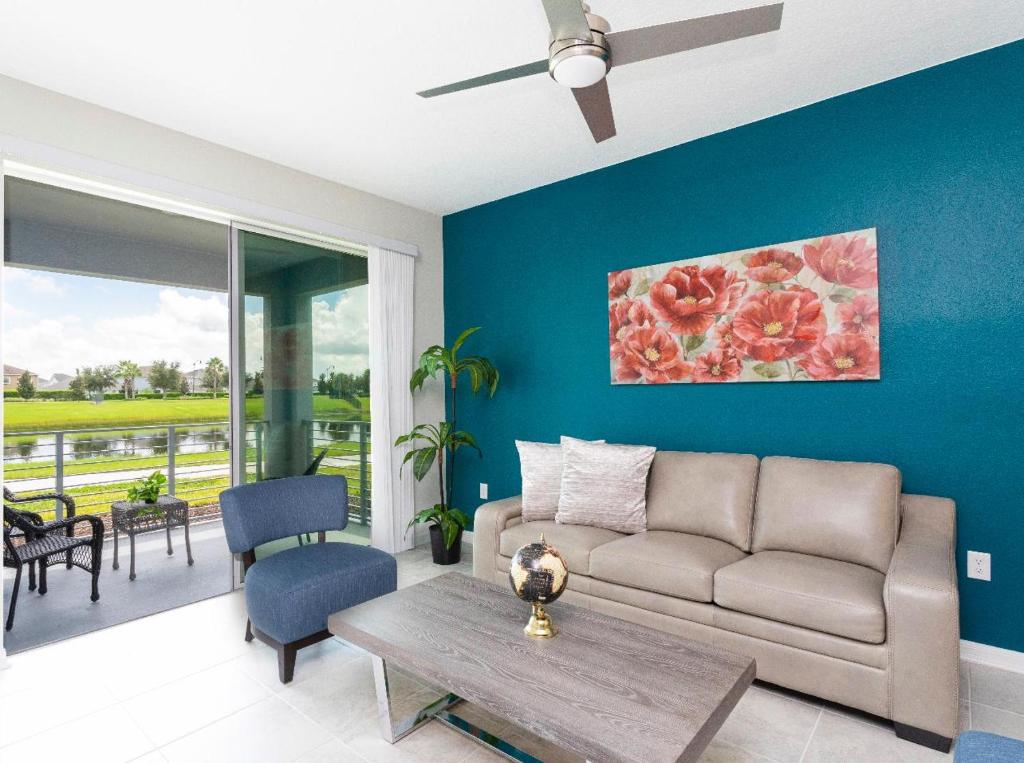 Posezení v ubytování Amazing Townhome With Lake View At Storey Lake Resort