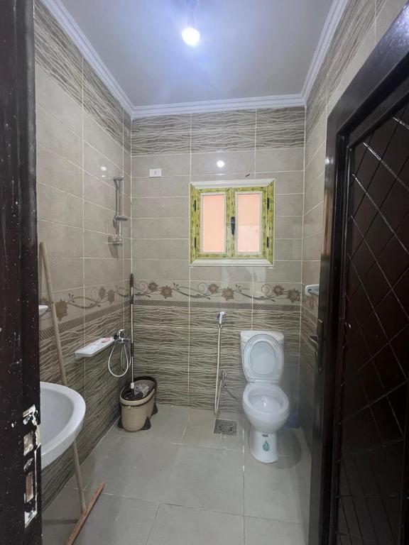 Koupelna v ubytování Large 2 Bedrooms 4 beds full apartment suitable for Families in Fayoum Dalah