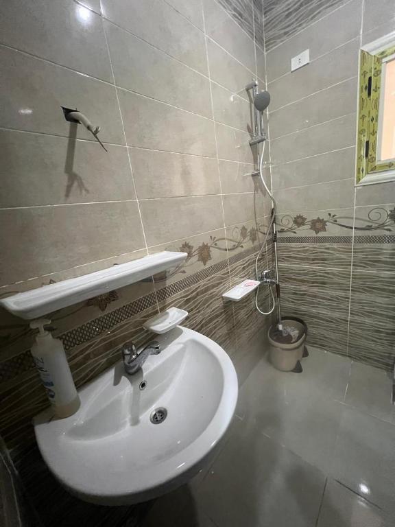 Koupelna v ubytování Large 2 Bedrooms 4 beds full apartment suitable for Families in Fayoum Dalah