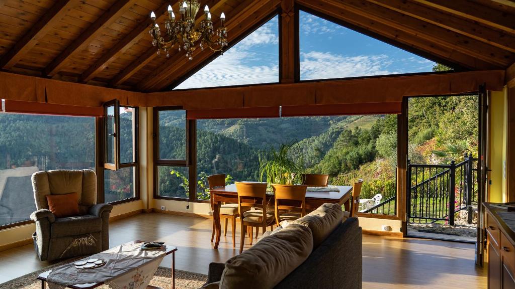 a living room with a couch and a table at Casa El Mirador del Miño en la Ribeira Sacra in Rosende