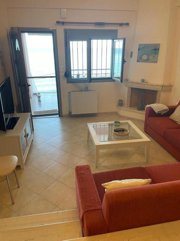 TV a/nebo společenská místnost v ubytování Seafront lovely house - Kat's rentals