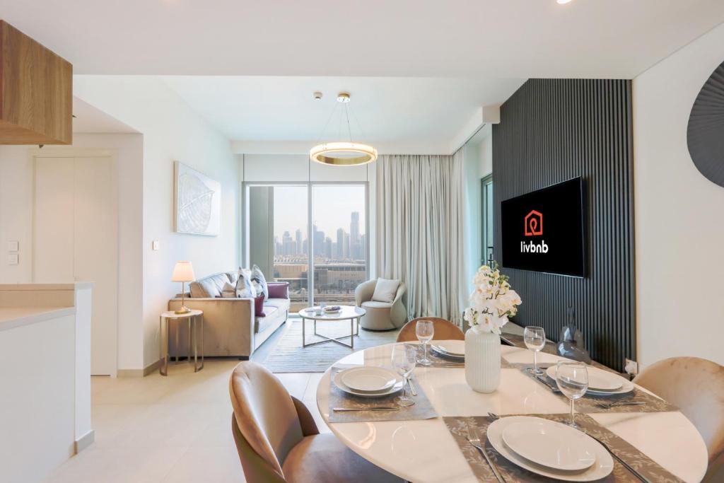 TV a/nebo společenská místnost v ubytování Livbnb Suites - Lavish 2BR w/ Burj Khalifa Views & Near Dubai Mall
