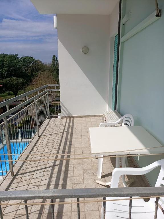 Bazén v ubytování Hotel Bahamas nebo v jeho okolí