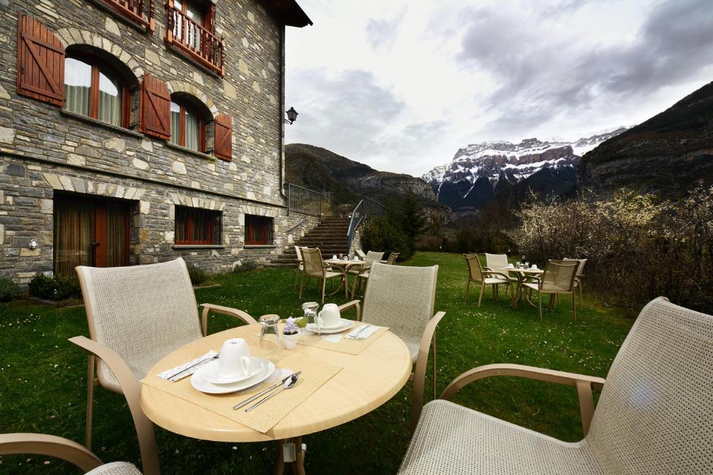 Nespecifikovaný výhled na hory nebo výhled na hory při pohledu z hotelu