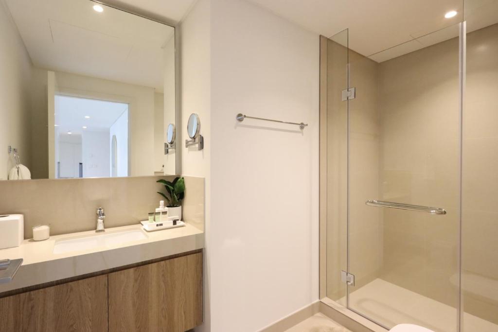 Koupelna v ubytování Livbnb Suites - Lavish 2BR w/ Burj Khalifa Views & Near Dubai Mall