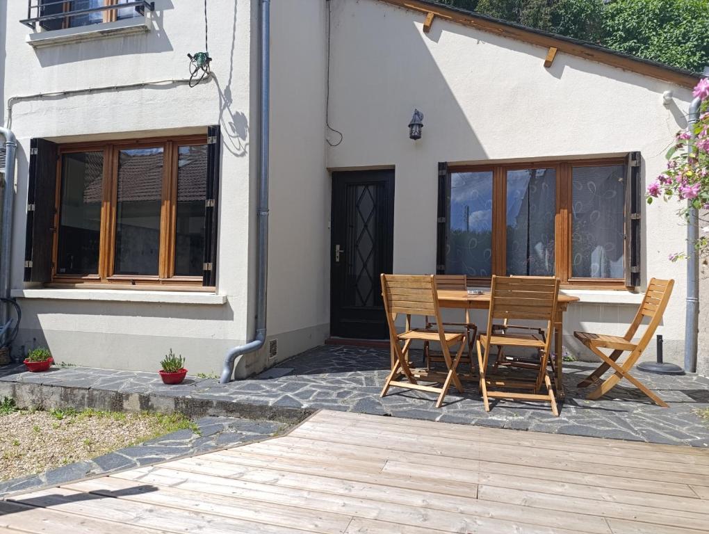 a table and chairs in front of a house at Maison Bel Être Langeais in Langeais