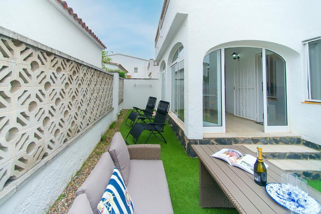 WELCS CASA 089 EMP Cerca del mar, patio y parking privado
