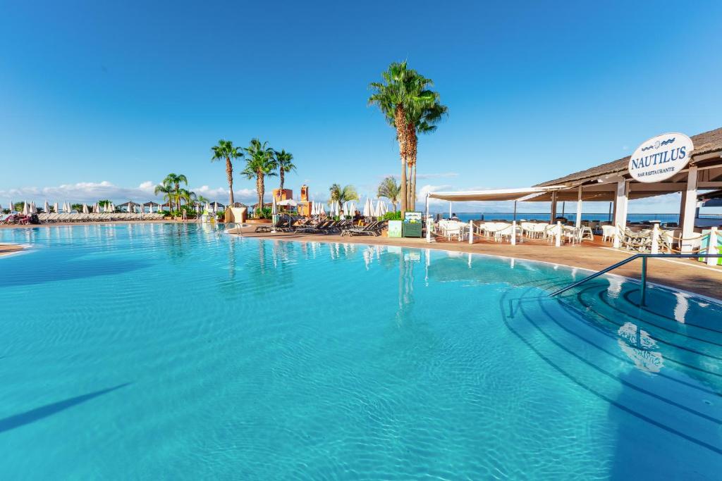 Bazén v ubytování Landmar Costa los Gigantes Family Resort nebo v jeho okolí