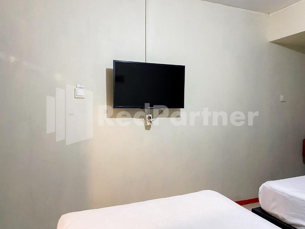 TV a/nebo společenská místnost v ubytování Audah Guesthouse Syariah RedPartner