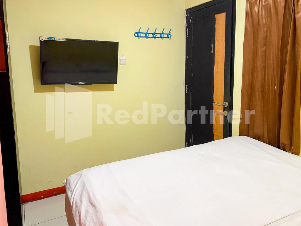 TV a/nebo společenská místnost v ubytování Audah Guesthouse Syariah RedPartner