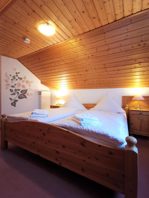 Postel nebo postele na pokoji v ubytování Hotel Ursula Garni