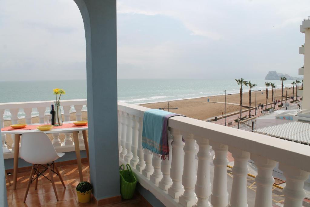 balcón con mesa y vistas a la playa en Barramundi, en Peñíscola