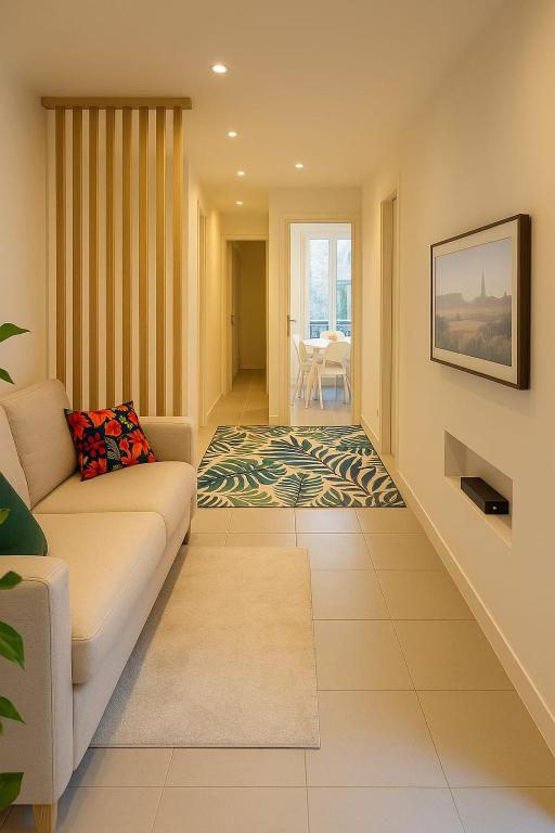 un salon avec un canapé et un tapis dans l'établissement Charmant appartement 3 grandes chambres au coeur de Nice au calme absolu, à Nice