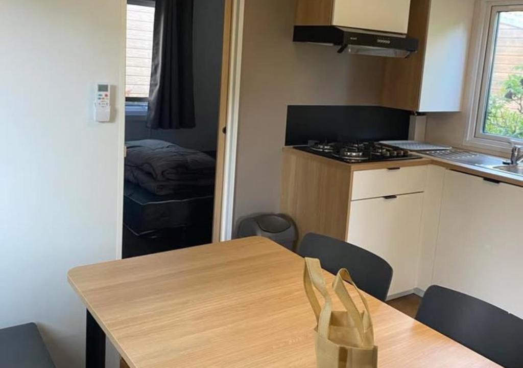 Kuchyň nebo kuchyňský kout v ubytování Camping Bois et Toilés