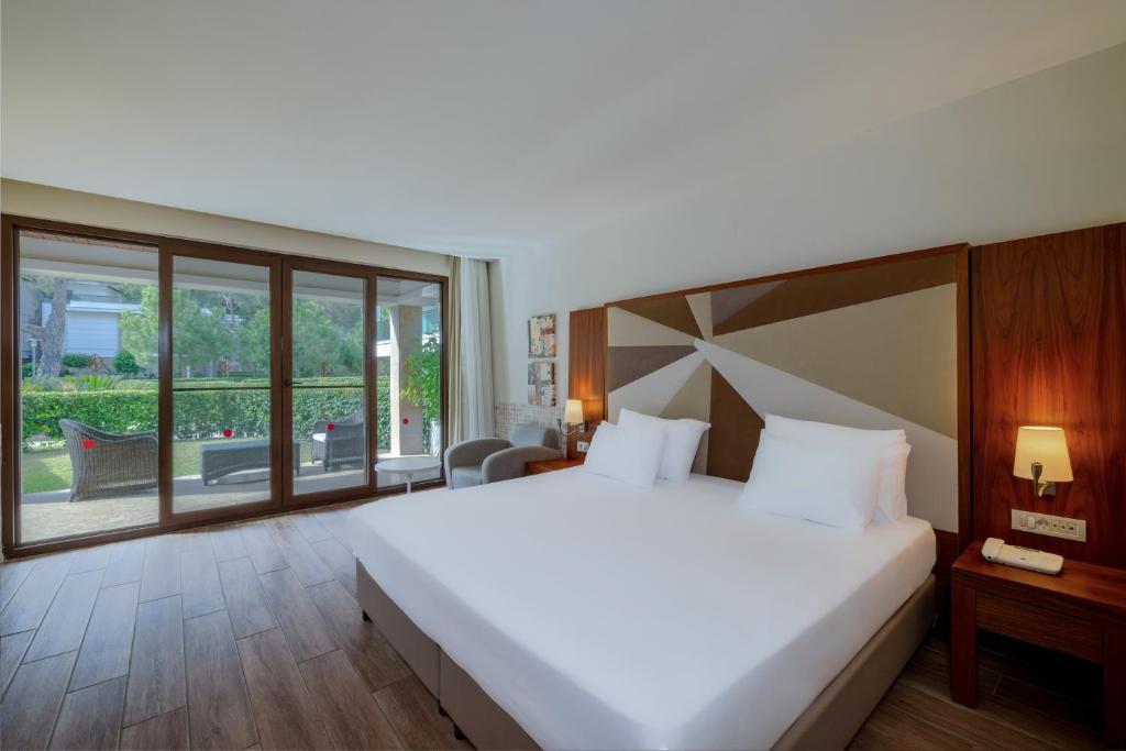 Postel nebo postele na pokoji v ubytování Nirvana Mediterranean Excellence - Ultra All Inclusive