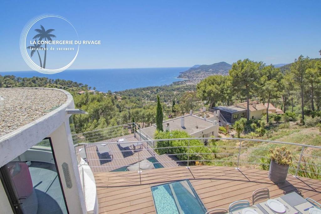 une vue sur l'océan depuis le balcon d'une maison dans l'établissement Villa Héméra - Vue Panoramique - Piscine - Jacuzzi, à Carqueiranne
