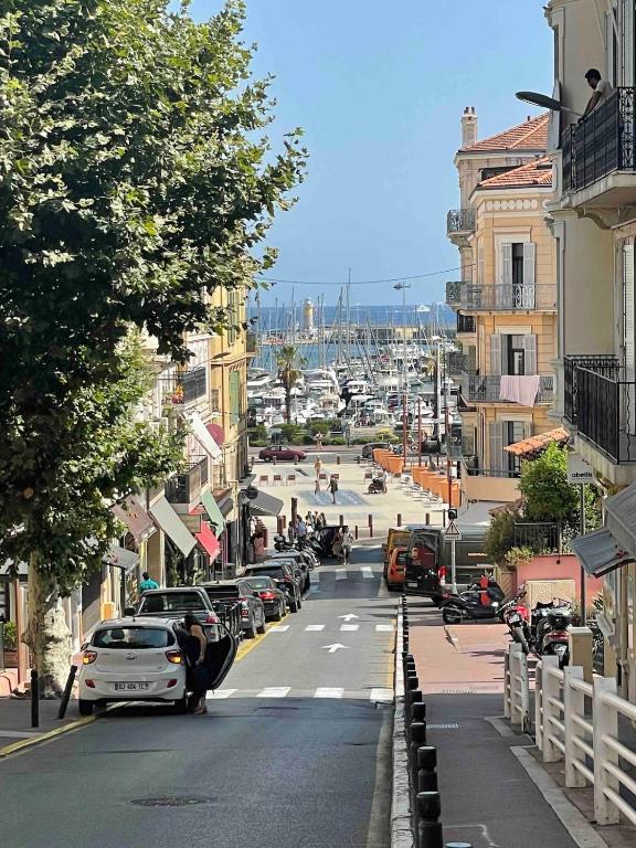 une rue de la ville avec des voitures garées sur le côté de la route dans l'établissement Cannes - Forville- 6 personnes, à Cannes