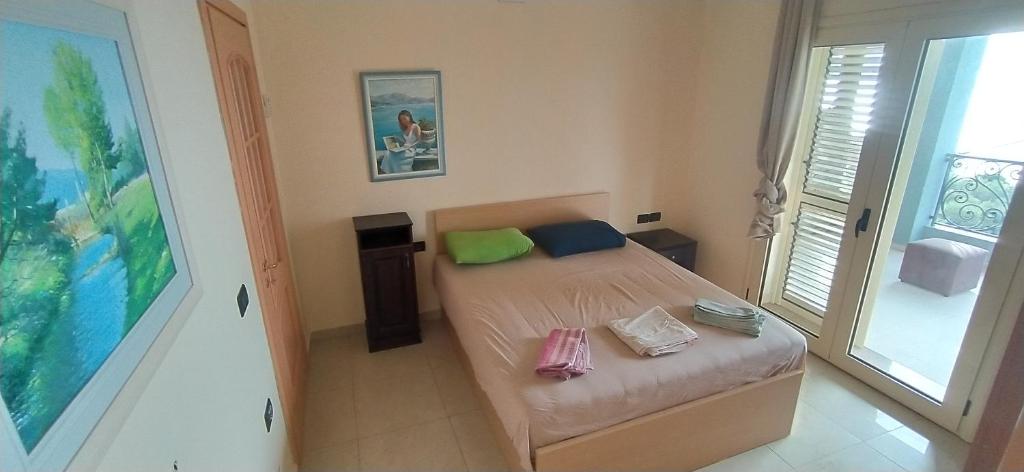 Postel nebo postele na pokoji v ubytování Pinwheel Hostel Vlora & Rooftop Bar